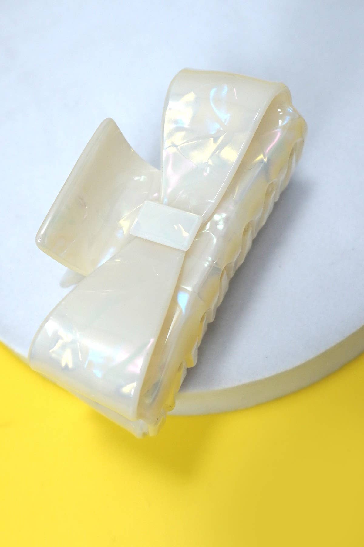 Pearl Bow Claw Clip